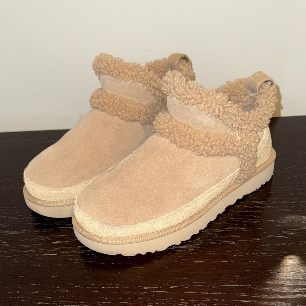Ugg Classic Ultra Mini Spillseam Shearling Bootie Size 5 EUC Sand
